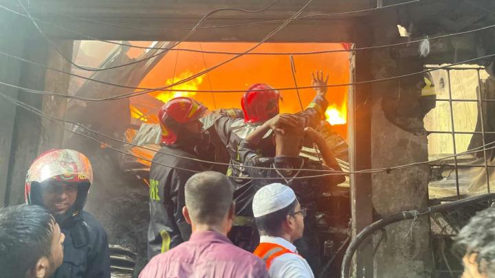 ভয়াবহ আকার নিয়েছে ইসলামবাগের আগুন, নিয়ন্ত্রণে ১১ ইউনিট